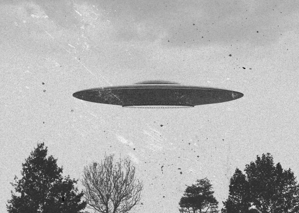 Ufo przelatujące nad drzewami Ufo przelatujące nad drzewami