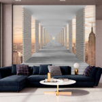 Fototapeta Długi chodnik z filarami i miastem w tle