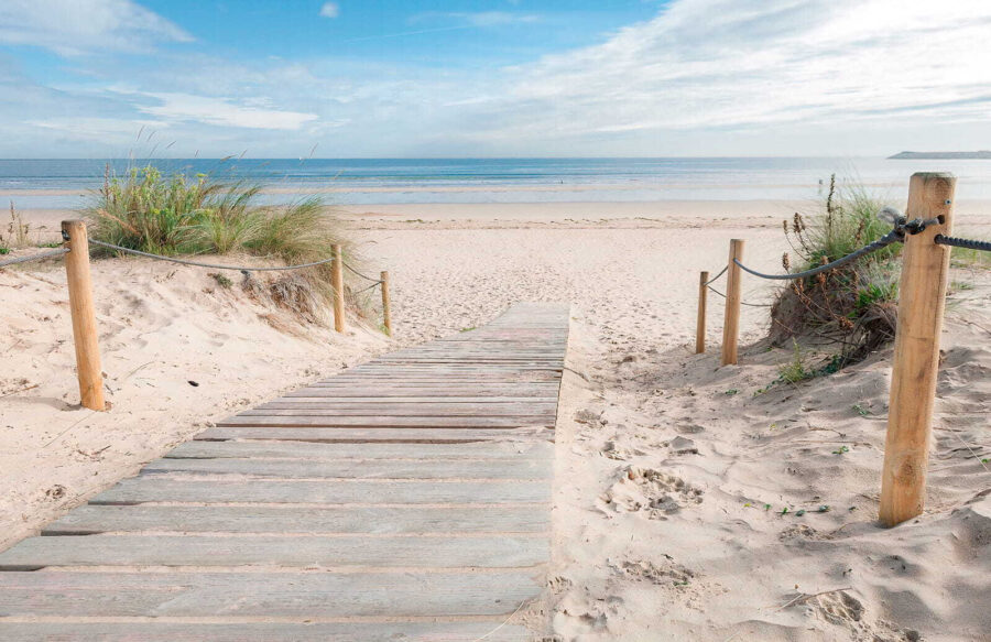 Drewniany chodnik prowadzący na plażę