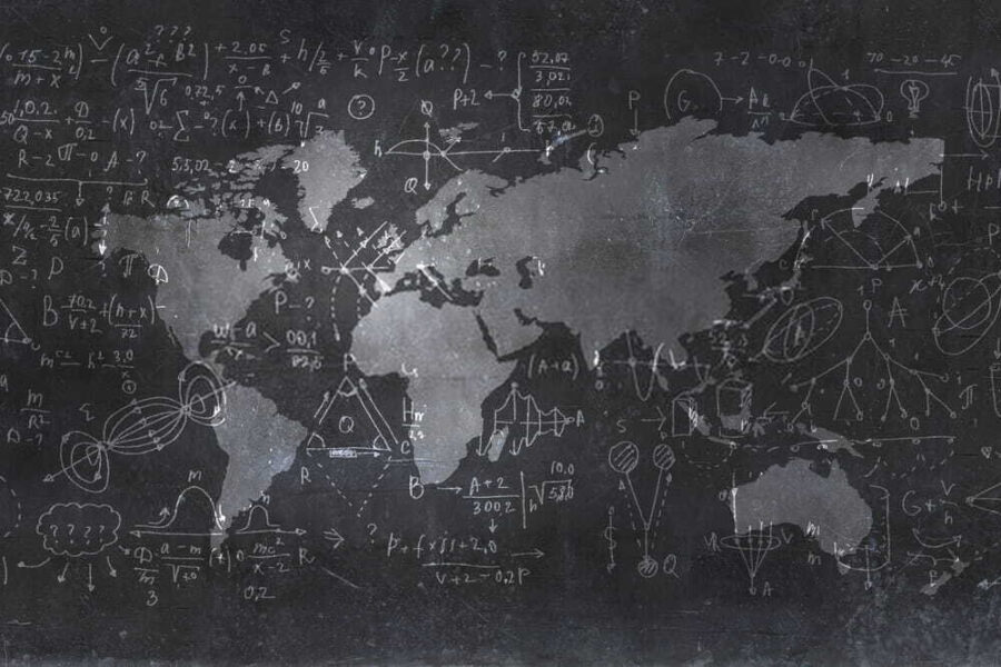 Tablica kredowa z mapą i równaniami matematycznymi
