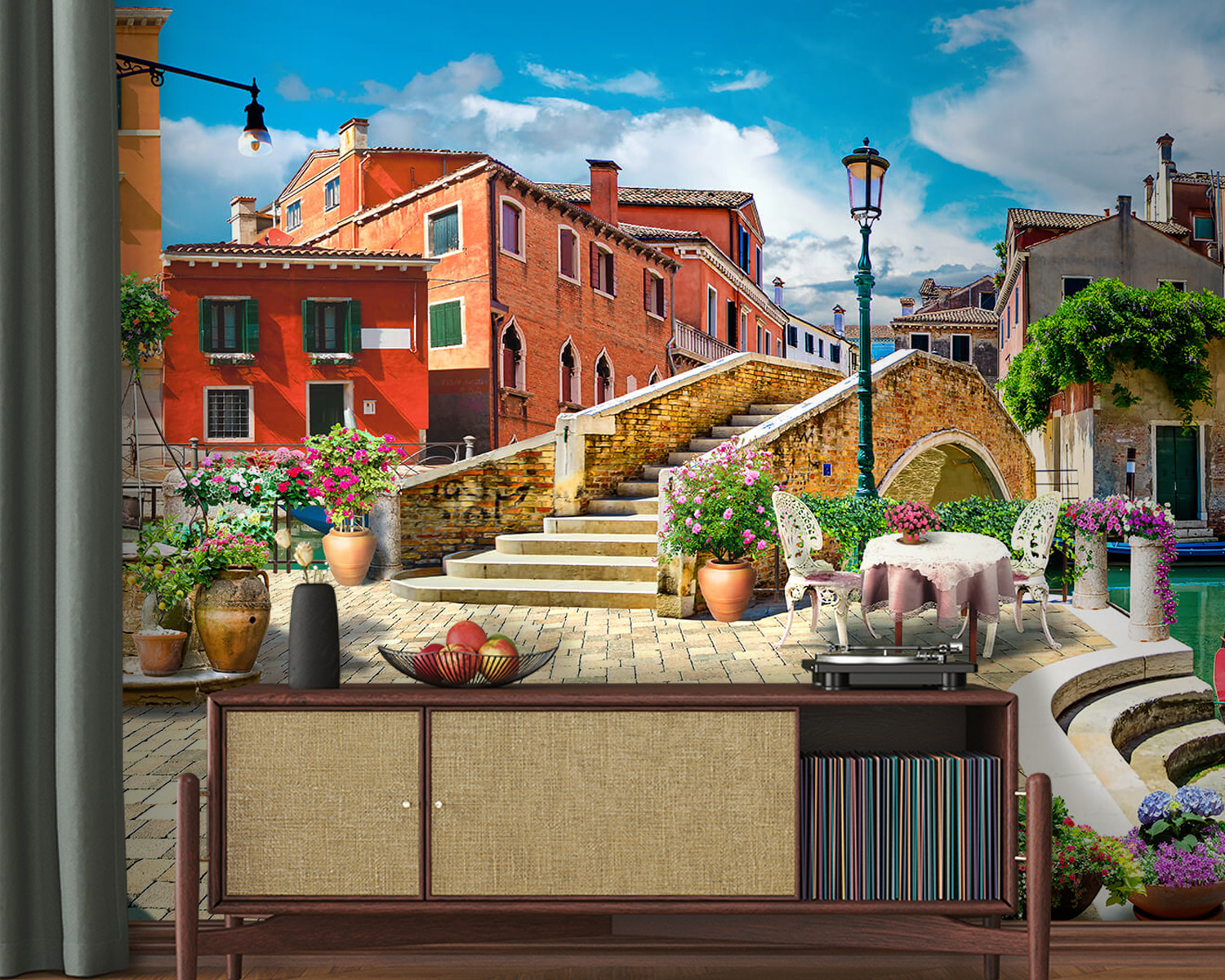 u18551pig20m - Patio ze stołem i krzesłami oraz fontanną przed budynkiem - tegory