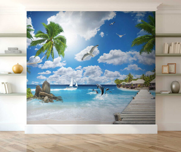 Drewniany dok z palmami i plażą z łodziami i delfinami Drewniany dok z palmami i plażą z łodziami i delfinami