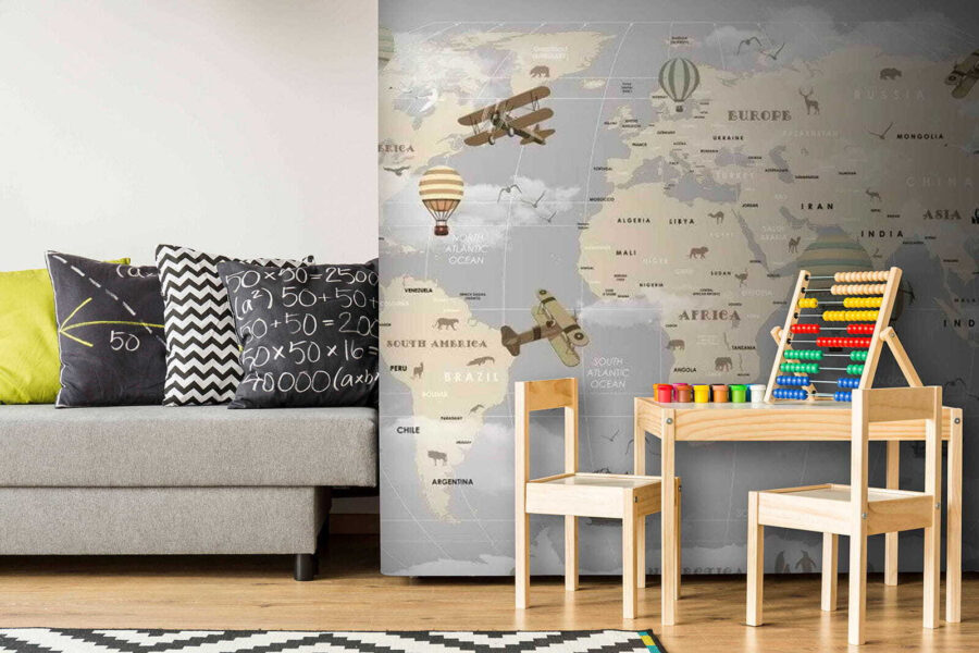 Mapa świata z samolotami i balonami na ogrzane powietrze