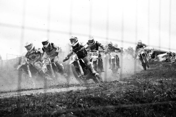 Grupa ludzi na motocyklach terenowych Grupa ludzi na motocyklach terenowych