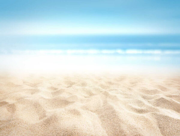 Piaszczysta plaża z błękitnym niebem Piaszczysta plaża z błękitnym niebem