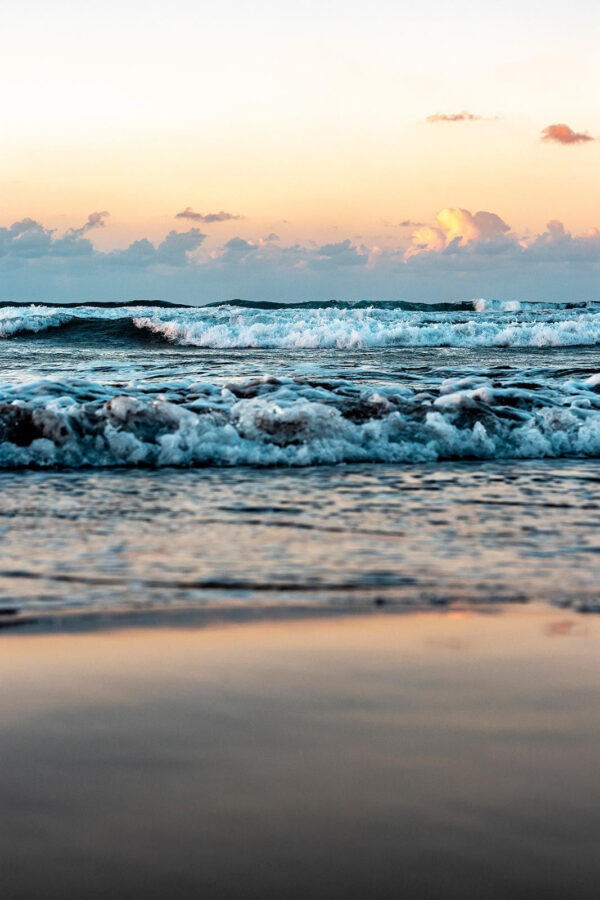 Fale na plaży z rozbijającymi się falami Fale na plaży z rozbijającymi się falami