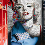 Fototapeta Kobieta z czerwonymi ustami i kwiatami