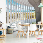 Fototapeta Duży pokój z oknami i widokiem na plażę