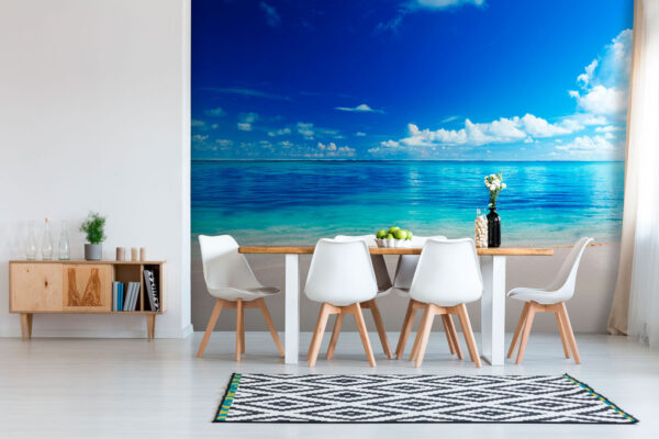 Plaża z błękitną wodą i chmurami Plaża z błękitną wodą i chmurami