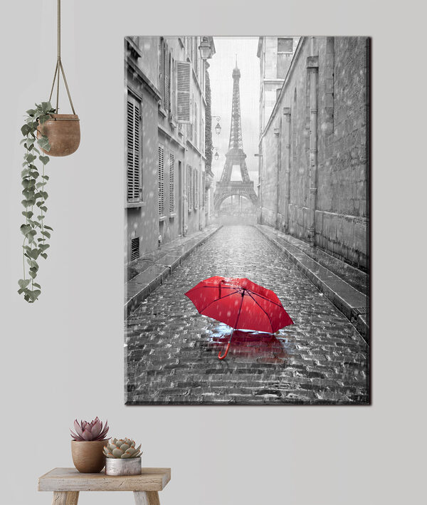 Czerwony parasol na ulicy z wieżą w tle Czerwony parasol na ulicy z wieżą w tle