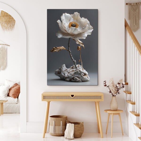 Elegancka porcelanowa rzeźba kwiatowa na wystawie. Elegancka porcelanowa rzeźba kwiatowa na wystawie.