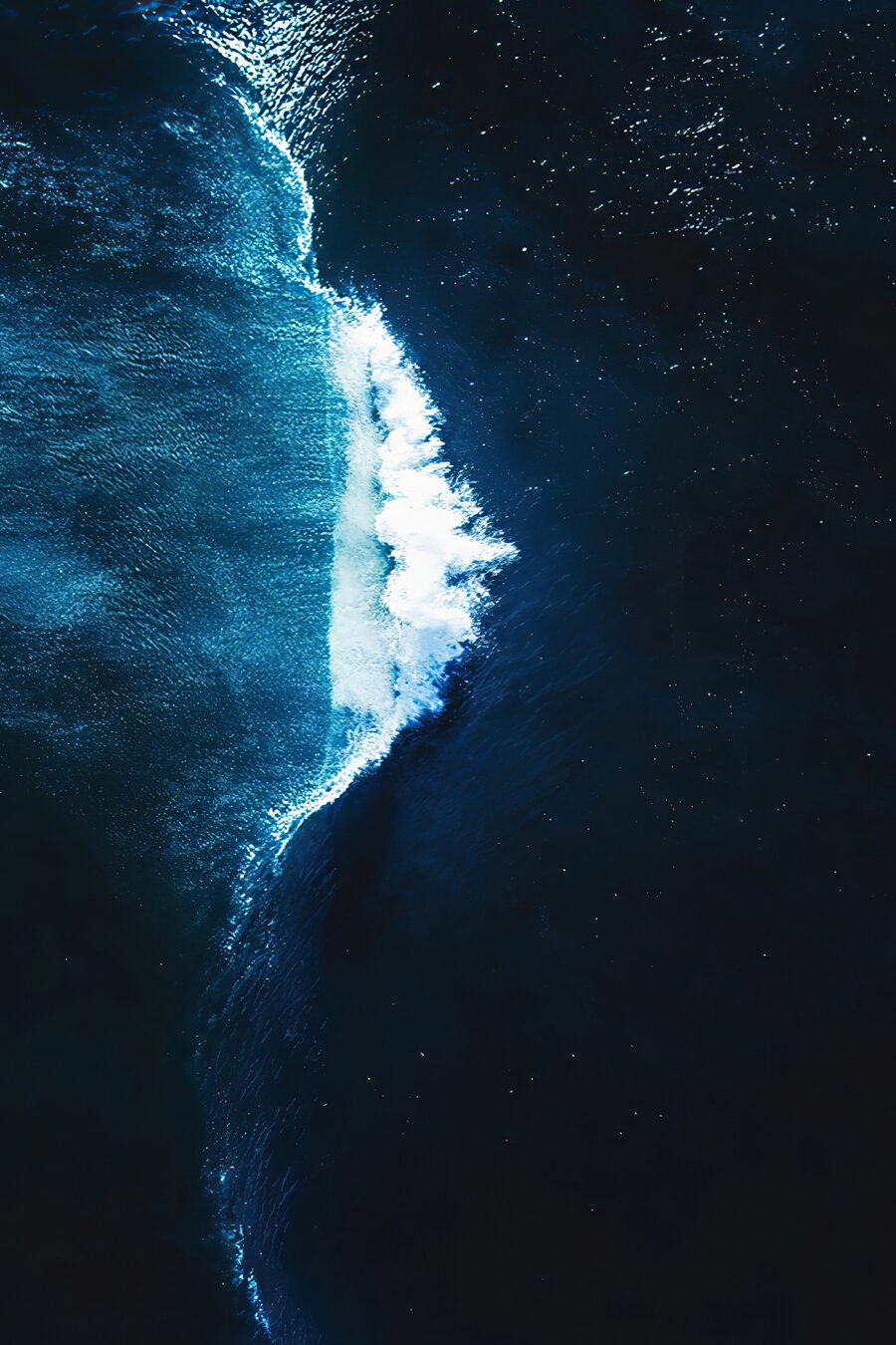 Fala rozbijająca się o ocean