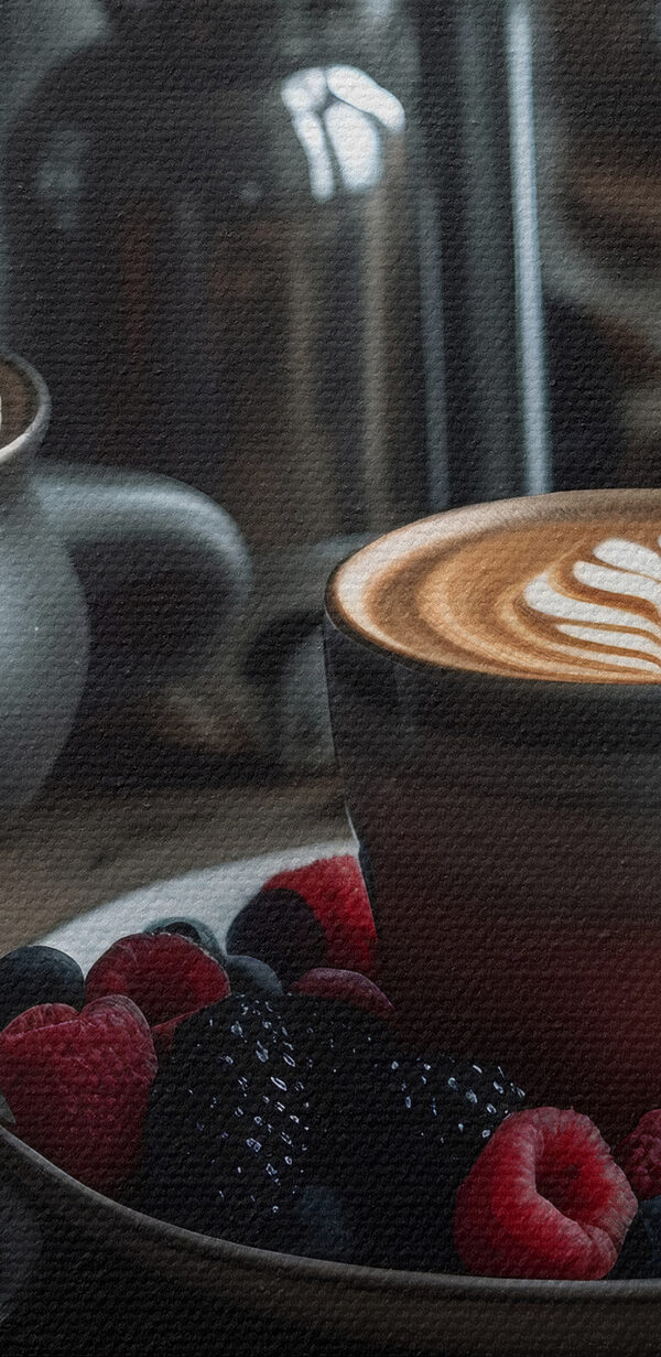 Filiżanka kawy z latte art na talerzu z owocami i płatkami zbożowymi Filiżanka kawy z latte art na talerzu z owocami i płatkami zbożowymi