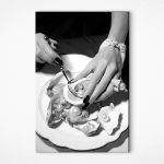 Obraz Kobieta trzymająca łyżkę i ostrygę