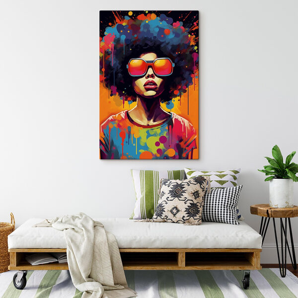 Kobieta z dużym afro w okularach przeciwsłonecznych Kobieta z dużym afro w okularach przeciwsłonecznych