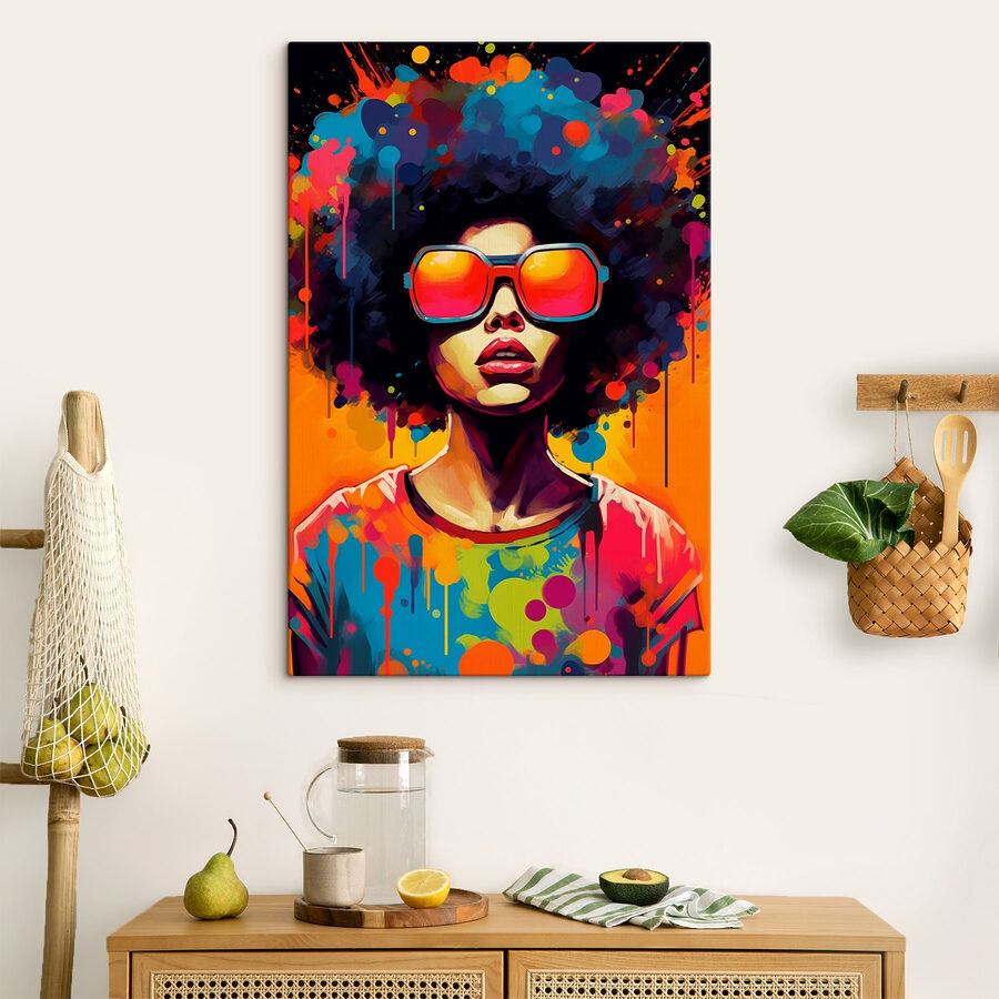 Kobieta z dużym afro w okularach przeciwsłonecznych