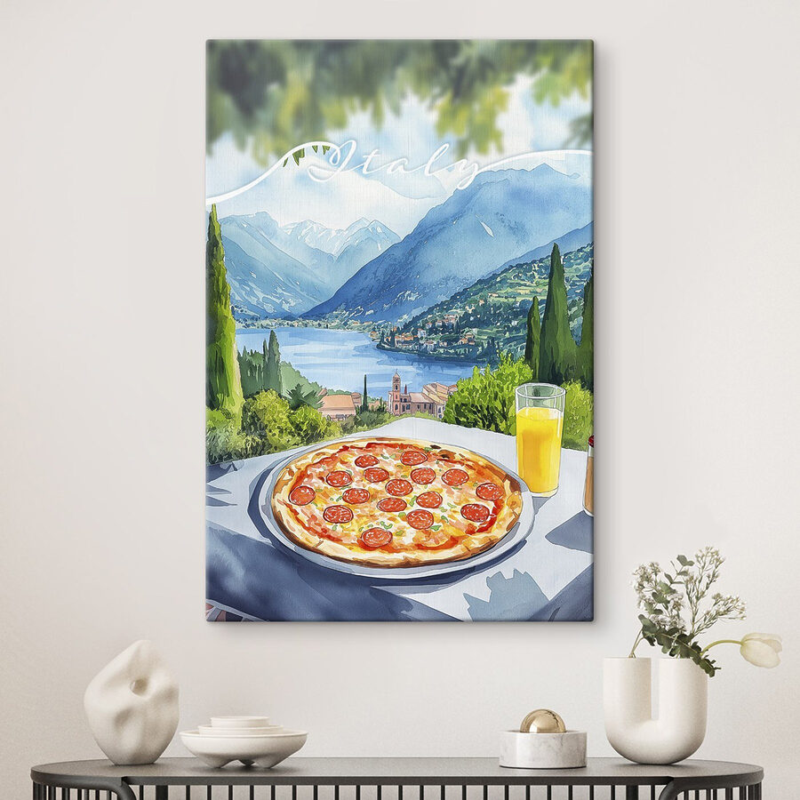 Pizza i sok na stole z górami i drzewami Pizza i sok na stole z górami i drzewami