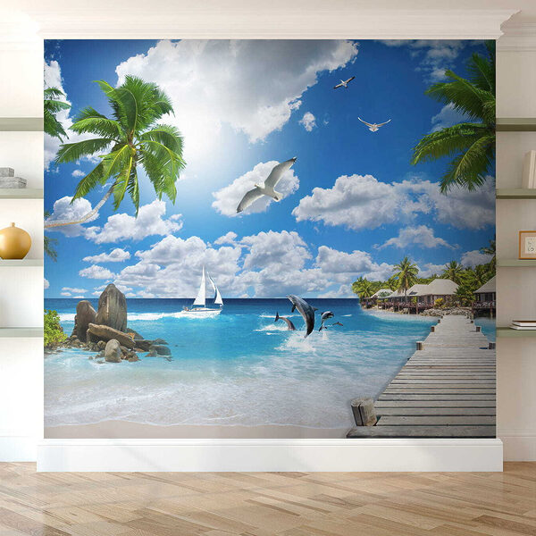 Drewniany dok z palmami i plażą z łodziami i delfinami Drewniany dok z palmami i plażą z łodziami i delfinami
