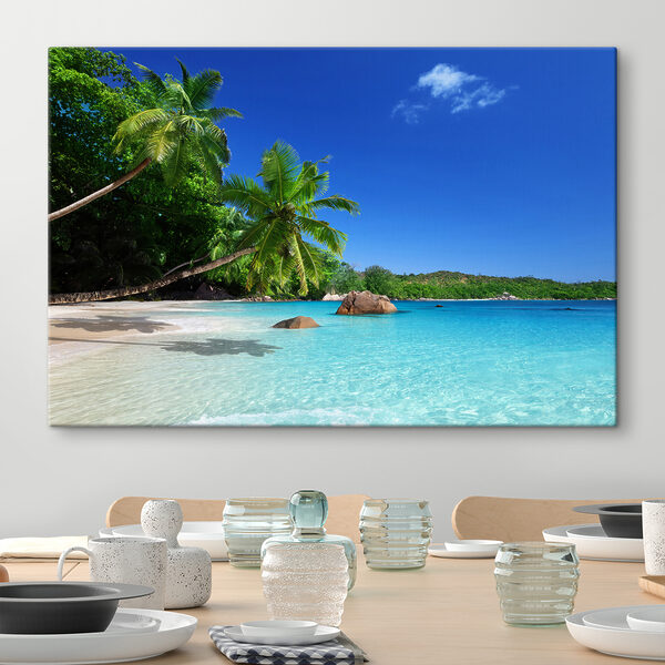 Plaża z palmami i błękitną wodą Plaża z palmami i błękitną wodą
