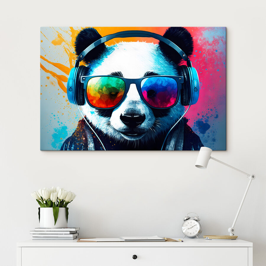 Panda w słuchawkach i okularach przeciwsłonecznych