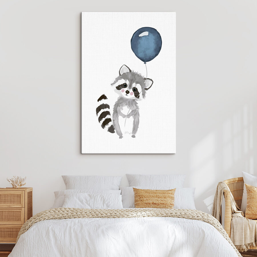 Szop trzymający balon