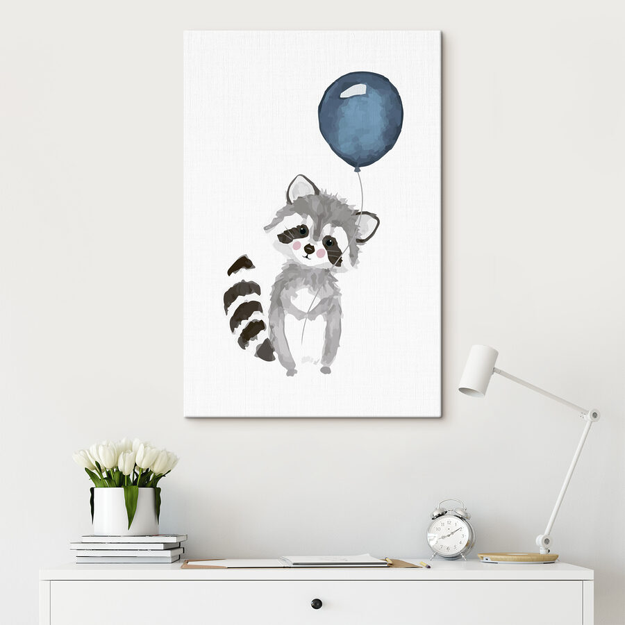 Szop trzymający balon