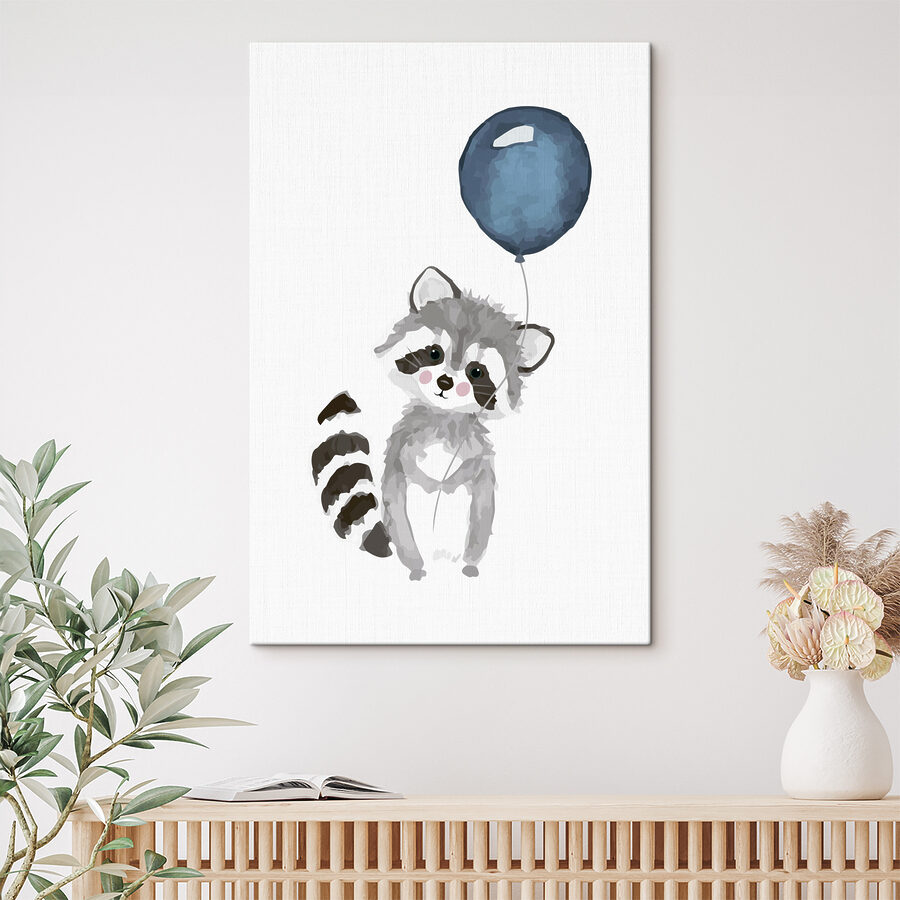 Szop trzymający balon