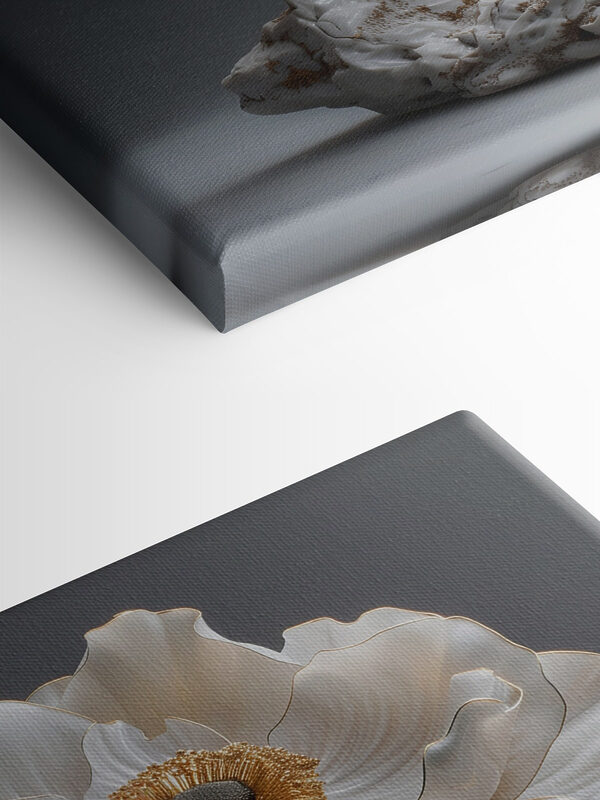 Elegancka porcelanowa rzeźba kwiatowa na wystawie. Elegancka porcelanowa rzeźba kwiatowa na wystawie.