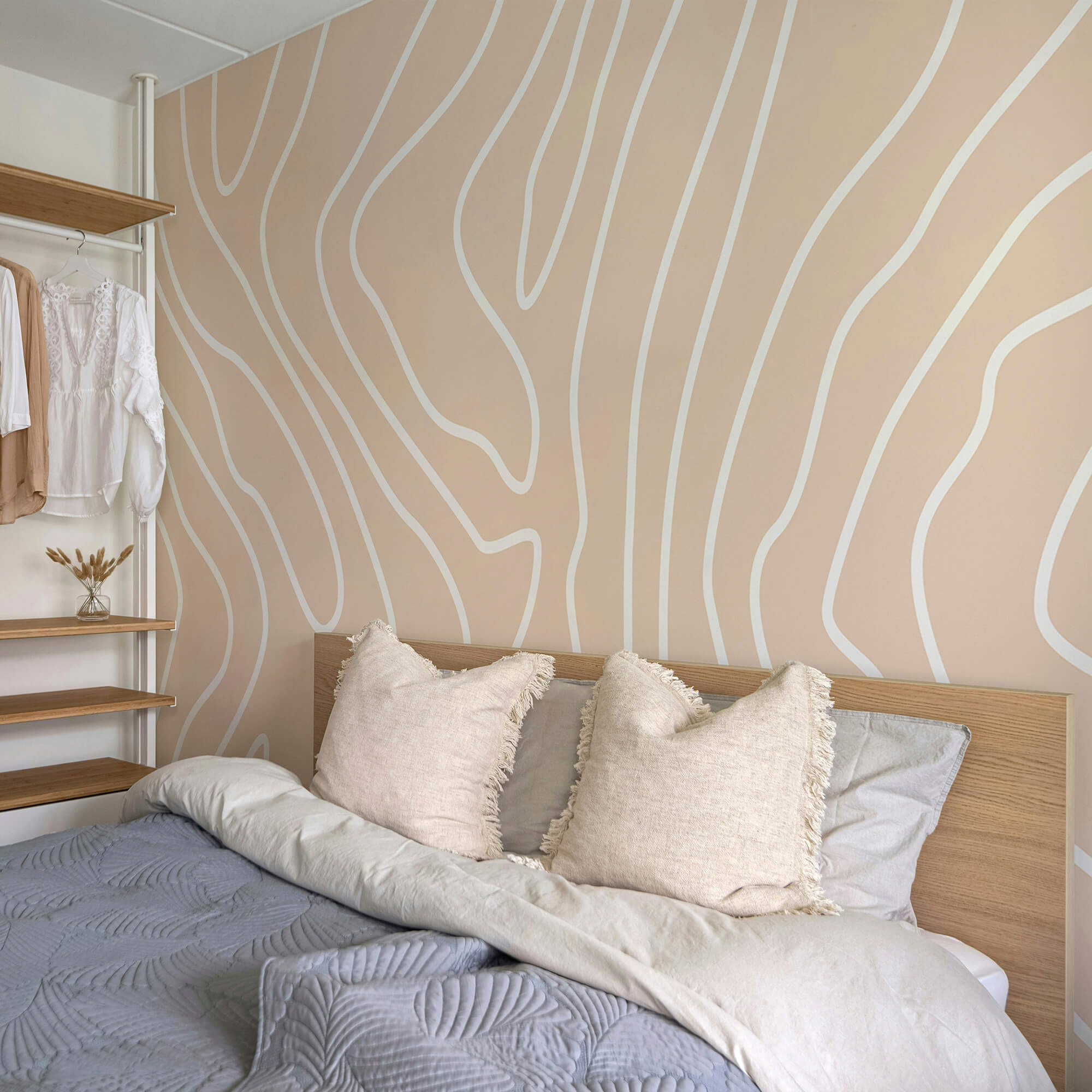 Białe linie na różowym tle