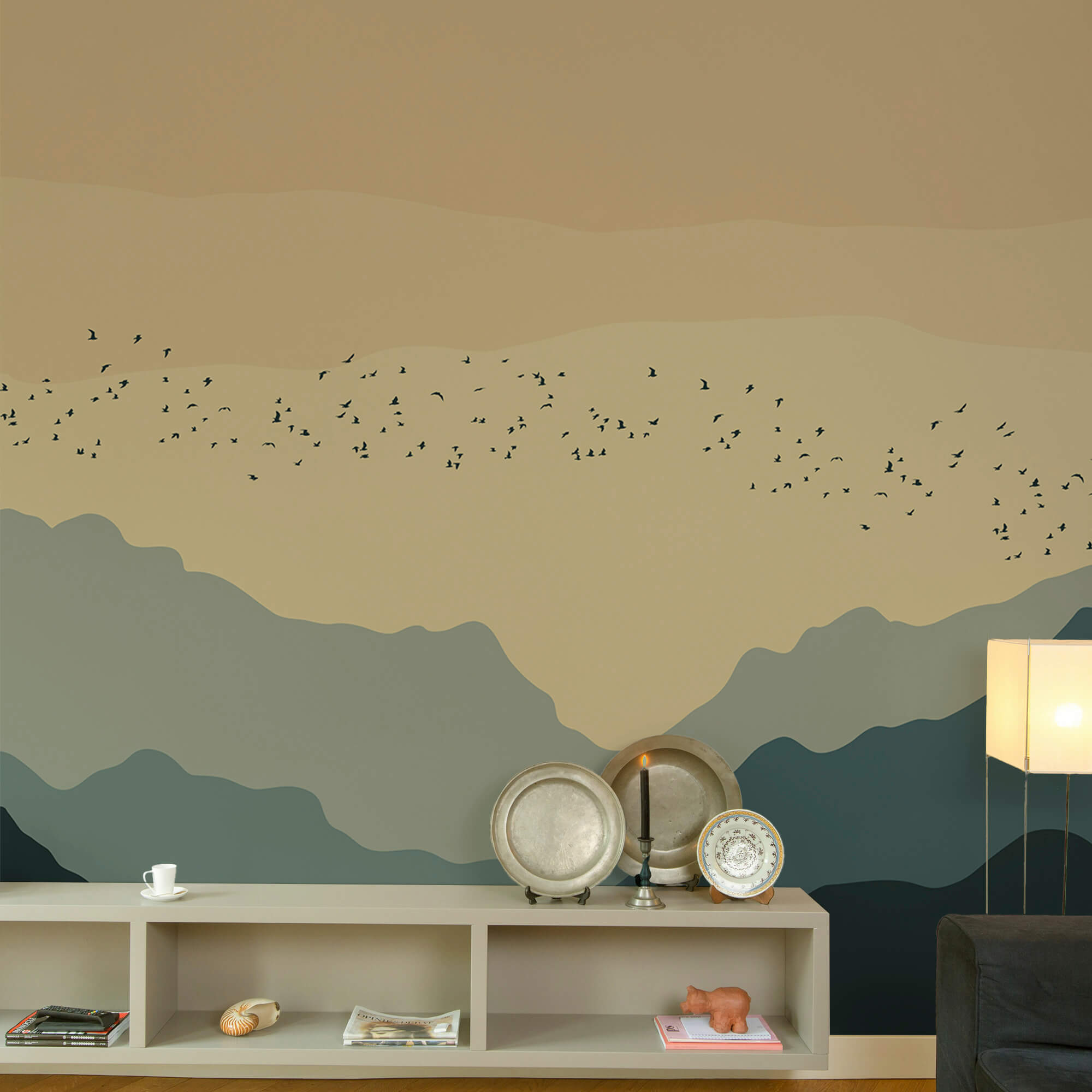 Grupa ptaków lecących nad górami