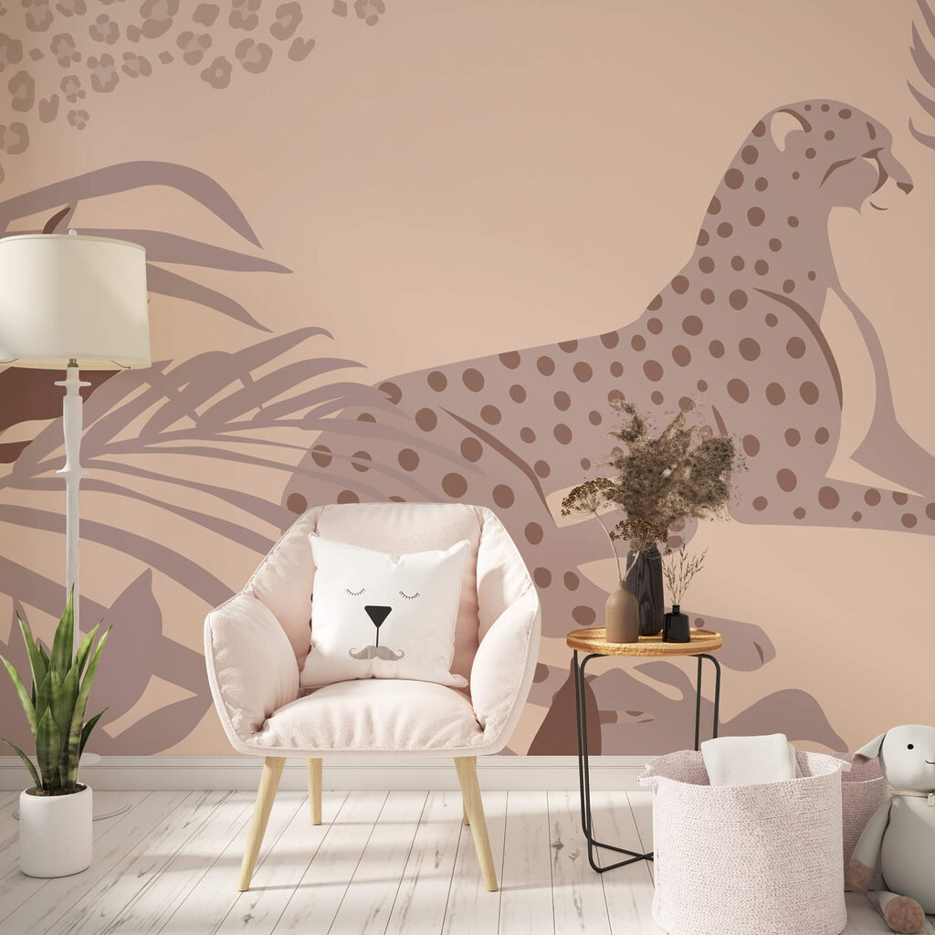 Gepard leżący z roślinami