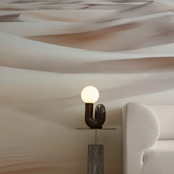 Pustynny krajobraz z górami w tle