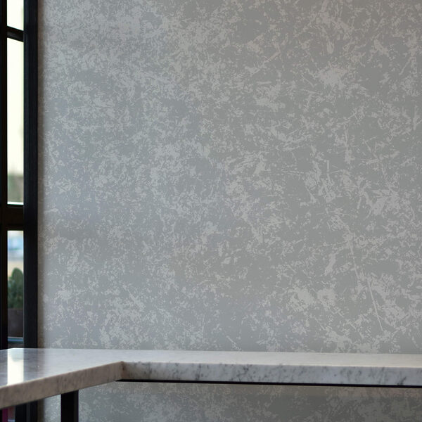 Biała powierzchnia pokryta małymi kropkami