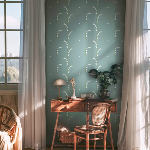 Wzór białych kwiatów na niebieskim tle