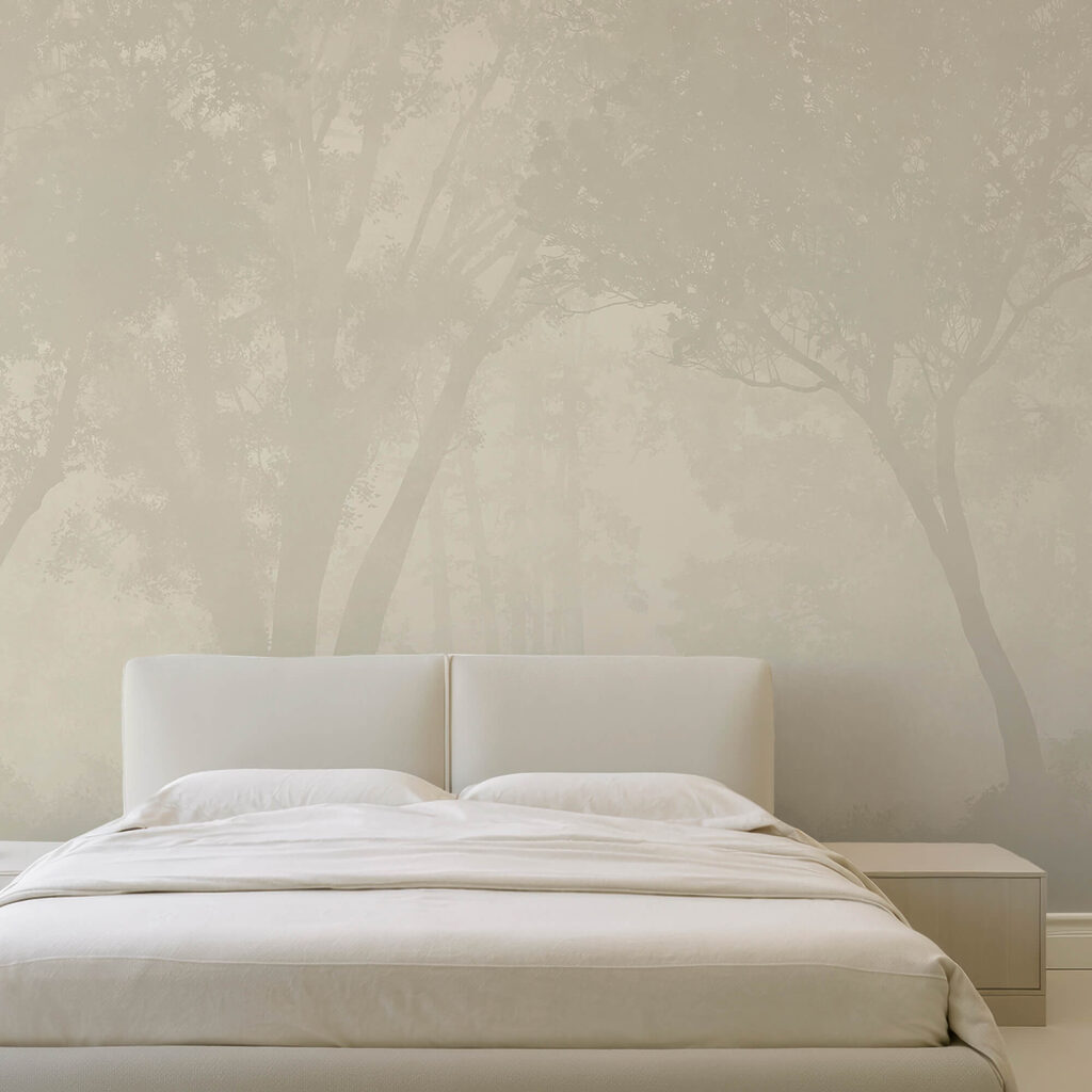 Zamglony las z drzewami