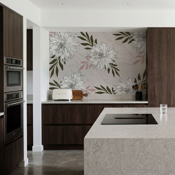 Białe kwiaty z zielonymi liśćmi